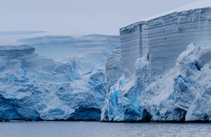 Esta fotografía, publicada el 20 de agosto de 2025 por la Universidad de Santiago USACH, muestra una vista de la Antártida durante un estudio liderado por un equipo de científicos chilenos de la Universidad de Santiago con investigadores de Países Bajos y Alemania para determinar la presencia de metales pesados en la Antártida debido al aumento del turismo en la zona. (Foto de José Jorquera / Universidad de Santiago USACH / AFP)