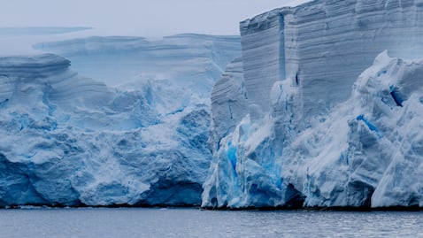 Esta fotografía, publicada el 20 de agosto de 2025 por la Universidad de Santiago USACH, muestra una vista de la Antártida durante un estudio liderado por un equipo de científicos chilenos de la Universidad de Santiago con investigadores de Países Bajos y Alemania para determinar la presencia de metales pesados en la Antártida debido al aumento del turismo en la zona. (Foto de José Jorquera / Universidad de Santiago USACH / AFP)