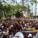 Venezolanos reunidos en el Bulevar del Río