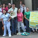 Un grupo de madres comunitarias protesta a las afueras de la sede de Bienestar Familiar este lunes, 11 de septiembre.
