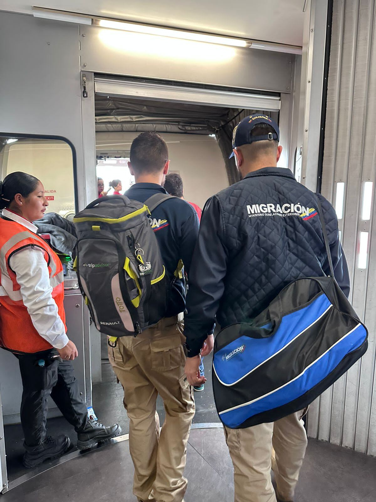 Expulsan del país al canadiense que golpeó brutalmente al policía en el aeropuerto El Dorado