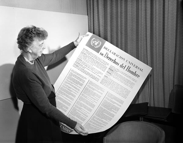 Eleanor Roosevelt, activista política norteamericana, feminista incansable y en aquel momento directora de la Comisión de Derechos Humanos de las Naciones Unidas, sostiene la Declaración en español. Roosevelt fue una de las grandes impulsoras de la Declaración, participando en su redacción y aprobación final con un órgano diverso de miembros de distintos contextos culturales, políticos y religiosos.
