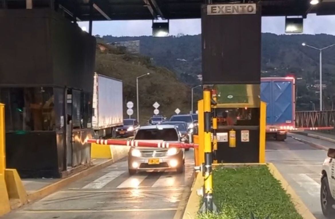 Luego de que las comunidades bloquearan dos peajes de la vía Bogotá Medellín se logró despejarlos en las horas de la tarde del domingo 13 de abril.