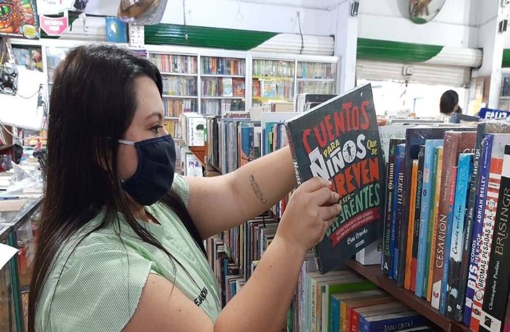 Alejandra Paz, asesora comercial y encargada de la libreria Troya, ubicada en el centro de Cali,  las pérdidas económicas por la cuarentena son enormes. Según explica, aún después de la reapertura el 11 de mayo las ventas no despegan. Foto: cortesía. 