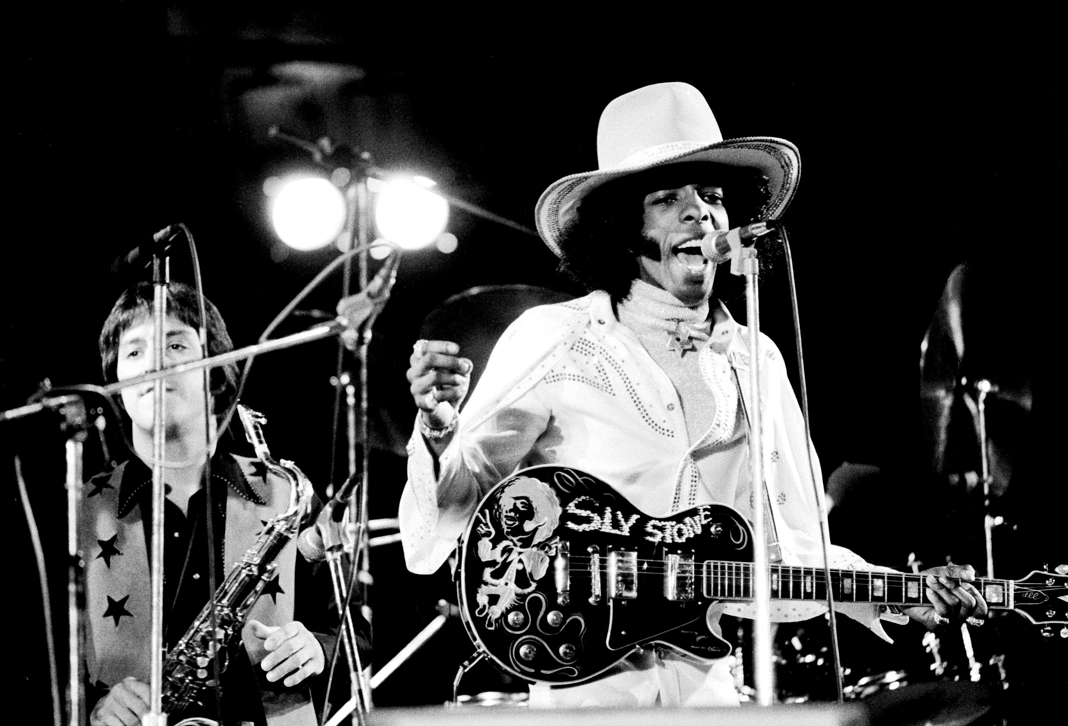 Sly Stone of Sly And The Family Stone tocando en el White City Stadium de Londres, el 15 de Julio de 1973. Foto: Michael Putland/Getty Images.