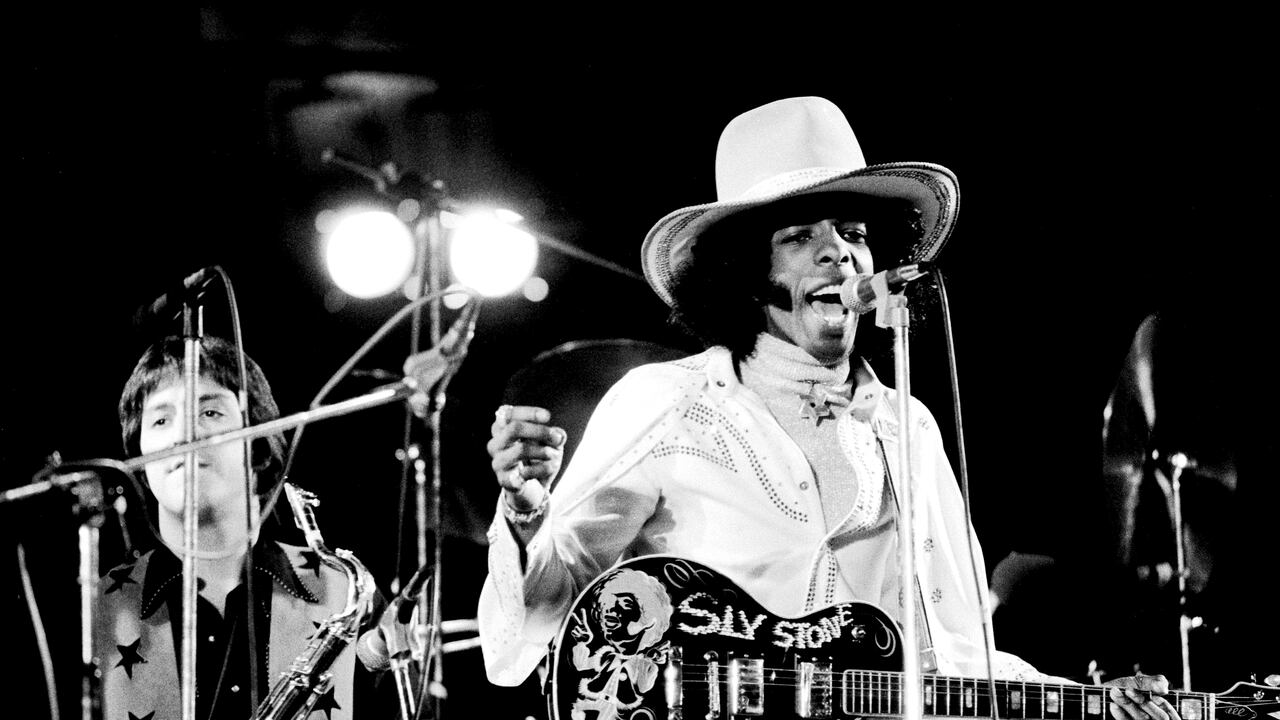 Sly Stone of Sly And The Family Stone tocando en el White City Stadium de Londres, el 15 de Julio de 1973. Foto: Michael Putland/Getty Images.