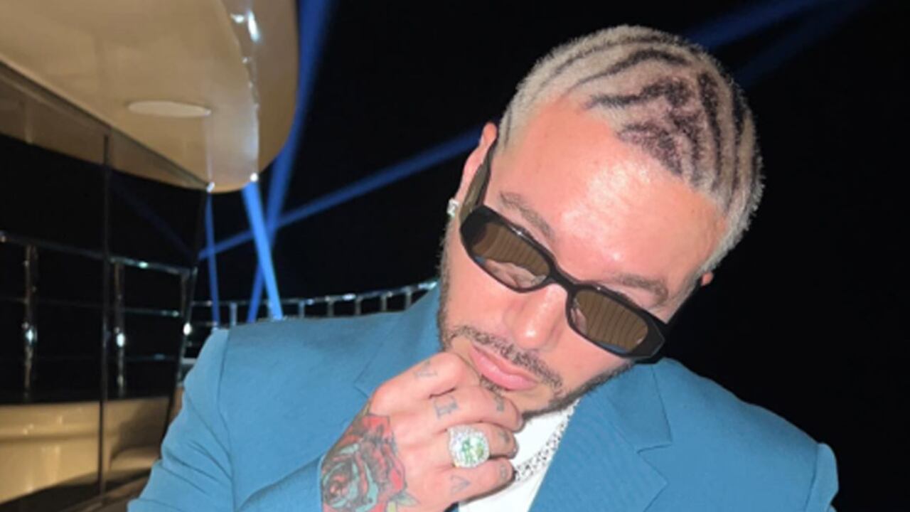 J Balvin llegó a Medellín y entró de sorpresa a la casa de su mama, quien no esperaba verlo tan pronto.