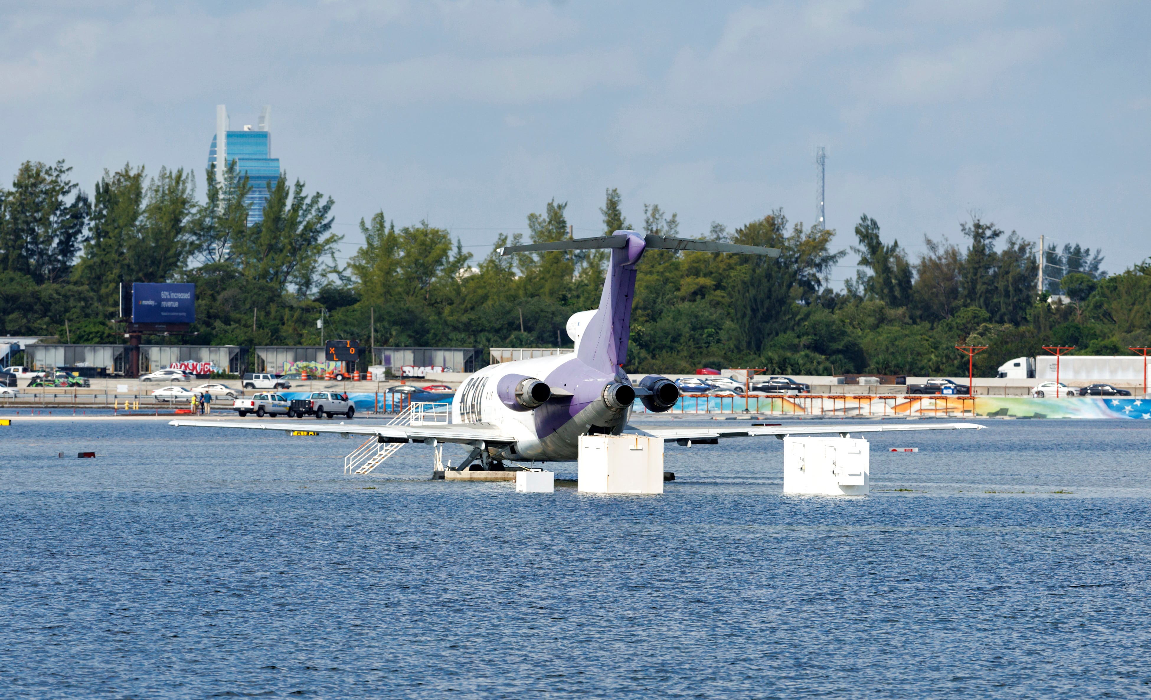 Un avión de BCAD Express estacionado mientras la pista sigue inundada en el Aeropuerto Internacional de Fort Lauderdale