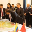 Gustavo Petro en reunión con la empresa encargada de la construcción del metro de Bogotá.