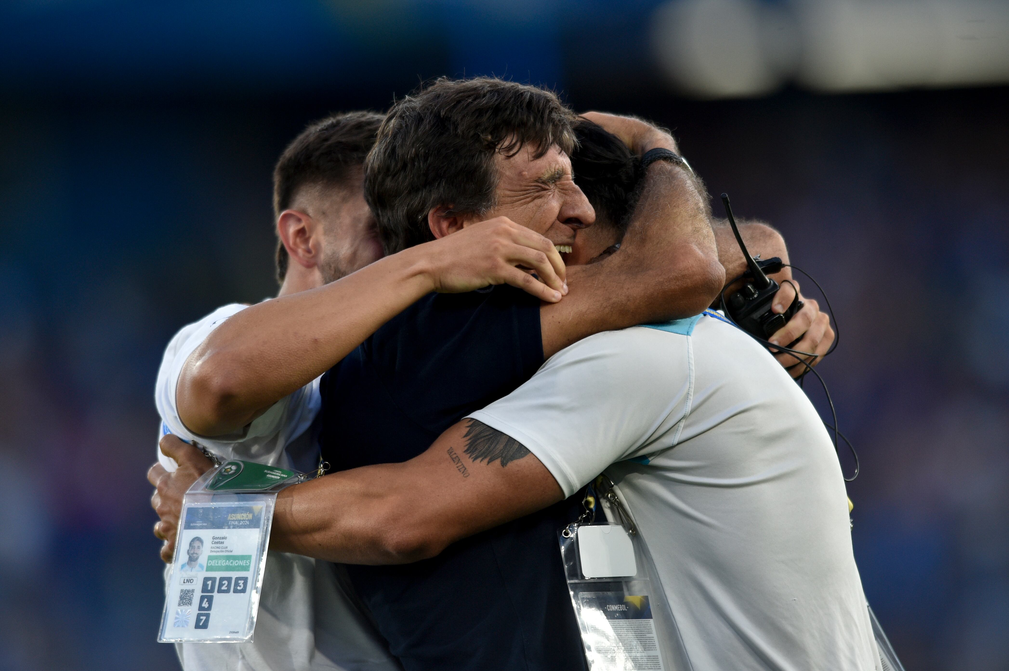 El entrenador Gustavo Costas del Racing Club de Argentina celebra con Roger Martínez, quien anotó el tercer gol de su equipo contra el Cruzeiro de Brasil durante el partido final de la Copa Sudamericana.