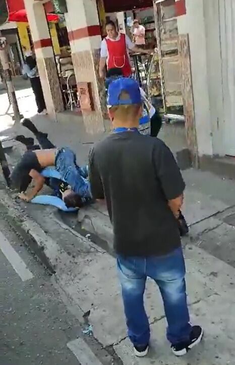 Los dos involucrados se enfrentaron a golpes en plena vía pública.