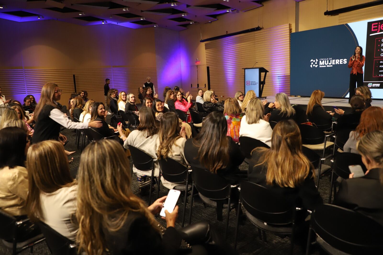 La coach y speaker argentina Alejandra Marcote habló sobre el síndrome del impostor y dio claves para enfrentarlo. “Equivocarse no es un motivo de vergüenza, sino una fuente de aprendizaje”, dijo. 

FOTO - VANESA LONDOÑO