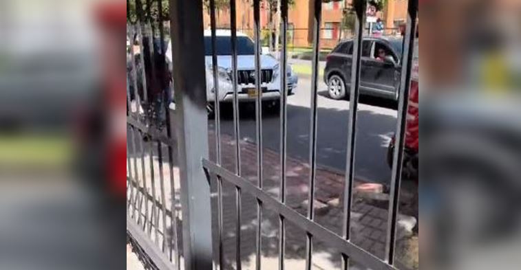 La camioneta blanca fue la que el bicitaxista rayó.