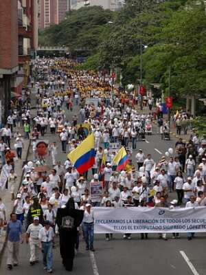 Aunque la respuesta de los barranquilleros (y de los colombianos en general) no fue tan masiva como en las marchas del 4 de febrero, 6 de marzo y 20 de julio, por las principales vías de la capital del Valle se vieron algunos manifestantes vestidos de blanco que clamaron por la libertad de los secuestrados en poder de las Farc.
