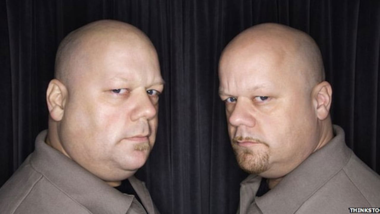 Los dos individuos que aparecen en la foto son gemelos posando, no criminales reales.