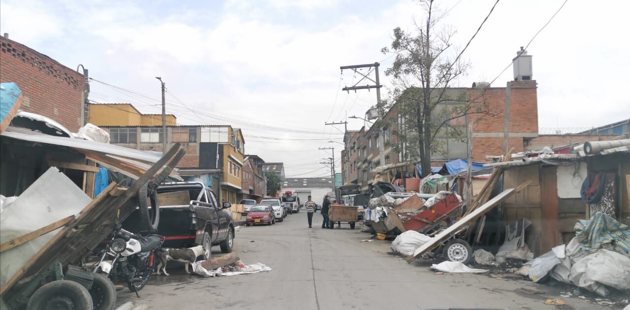 Foto tomada este lunes 4 de abril evidencia cómo la calle17 entre carreras 57 y 58 sigue en total abandono.