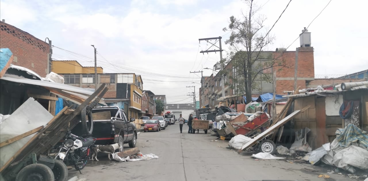 Foto tomada este lunes 4 de abril evidencia cómo la calle17 entre carreras 57 y 58 sigue en total abandono.