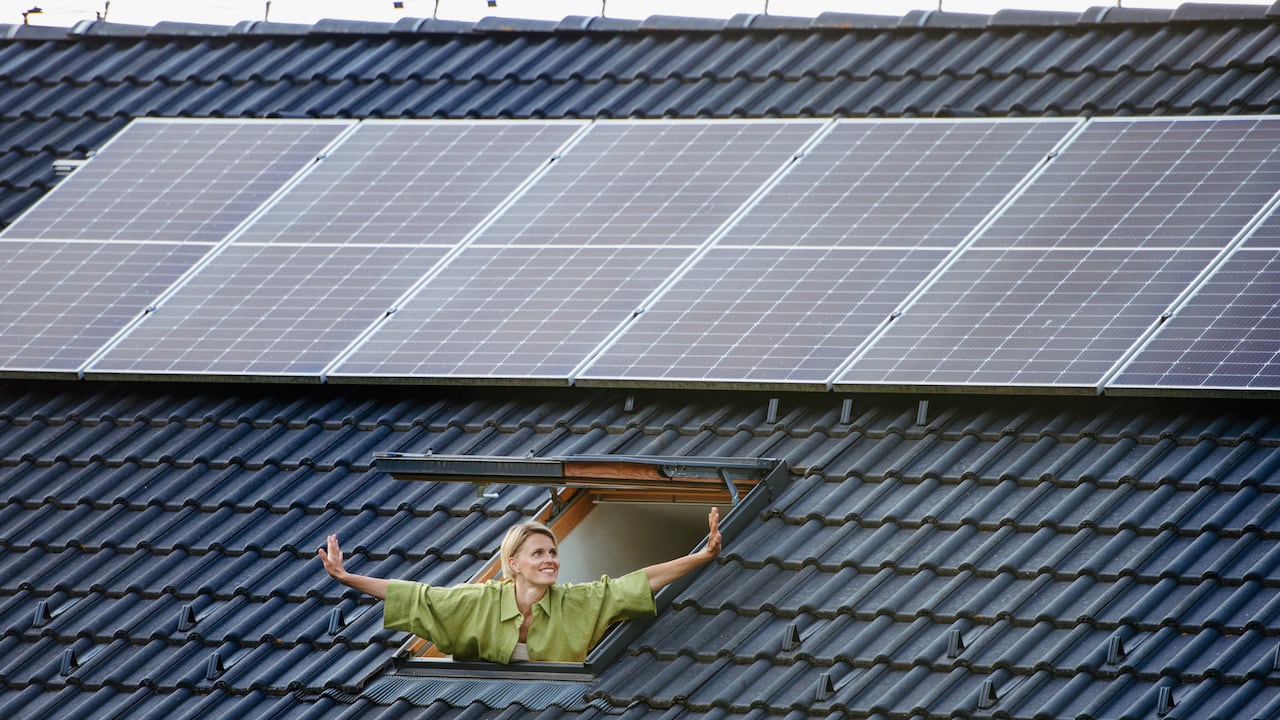 La instalación de paneles solares no solo reduce la factura de electricidad, sino que también contribuye a disminuir la huella de carbono.