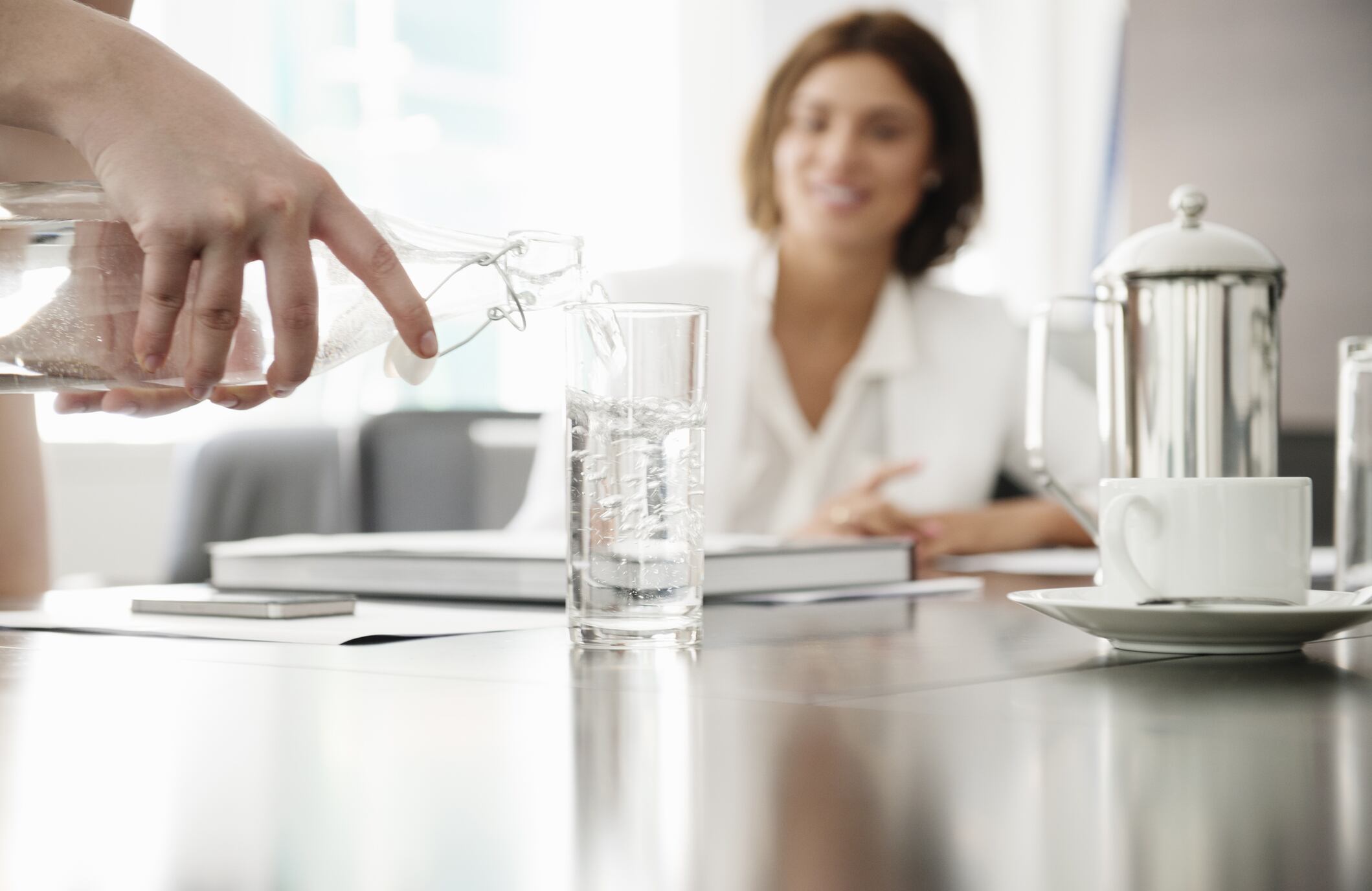 Ofrecer un vaso de agua a un candidato no solo es un acto de hospitalidad, sino también una estrategia sutil para influir en el desarrollo de la entrevista.