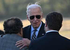 El presidente de los Estados Unidos, Joe Biden, es recibido cuando llega al Aeropuerto del Parque Nacional del Gran Cañón en Grand Canyon Village, Arizona, el 7 de agosto de 2023. (Foto de Jim WATSON / AFP)