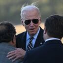 El presidente de los Estados Unidos, Joe Biden, es recibido cuando llega al Aeropuerto del Parque Nacional del Gran Cañón en Grand Canyon Village, Arizona, el 7 de agosto de 2023. (Foto de Jim WATSON / AFP)