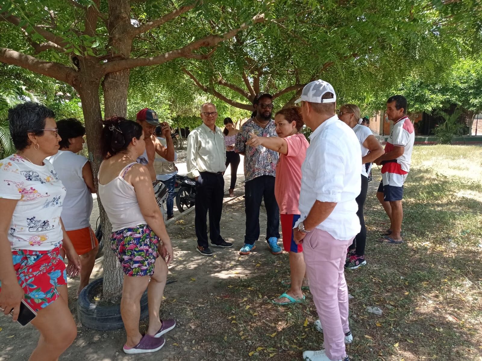 Comunidad del barrio afectado por problemas de alcantarillado y agua potable en el municipio de Flandes, Tolima