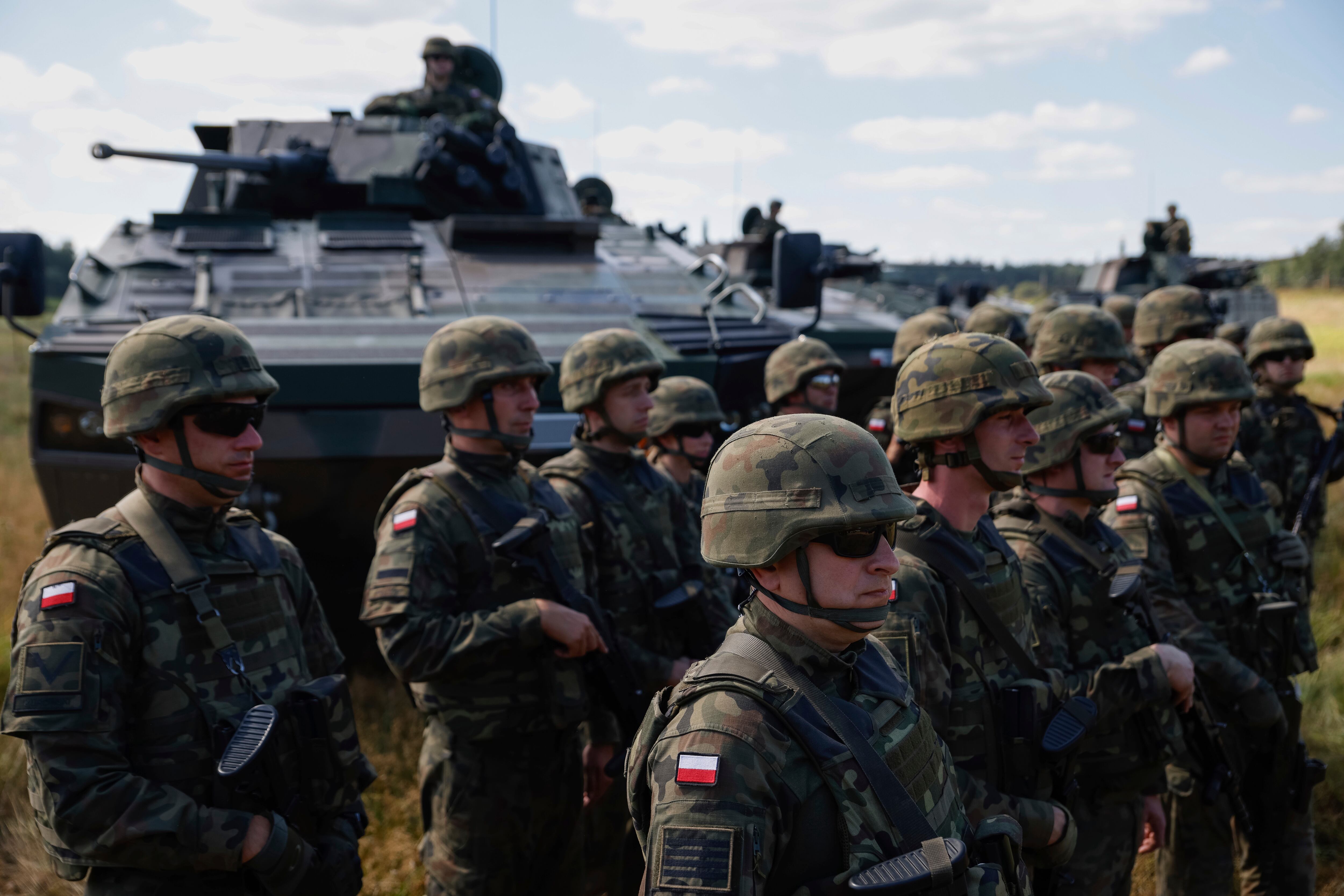 Militares polacos atienden una conferencia de prensa del ministro polaco de Defensa, Mariusz Blaszczak, en Jarylowka, Polonia, el sábado 12 de agosto de 2023. (AP Foto/Michal Dyjuk)