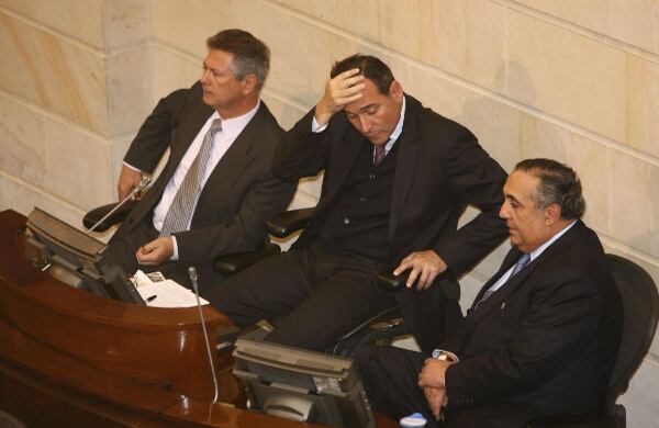 Juan Manuel Corzo (centro), presidente del Congreso, sufrió más de la cuenta para darle trámite al último debate del marco para la paz. Le dio garantías a 53 parlamentarios que durante dos días expusieron sus posiciones frente a la salida negociada al conflicto. 

