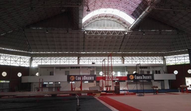 El coliseo donde entrenan deportistas de talla internacional en Cúcuta, presenta goteras.