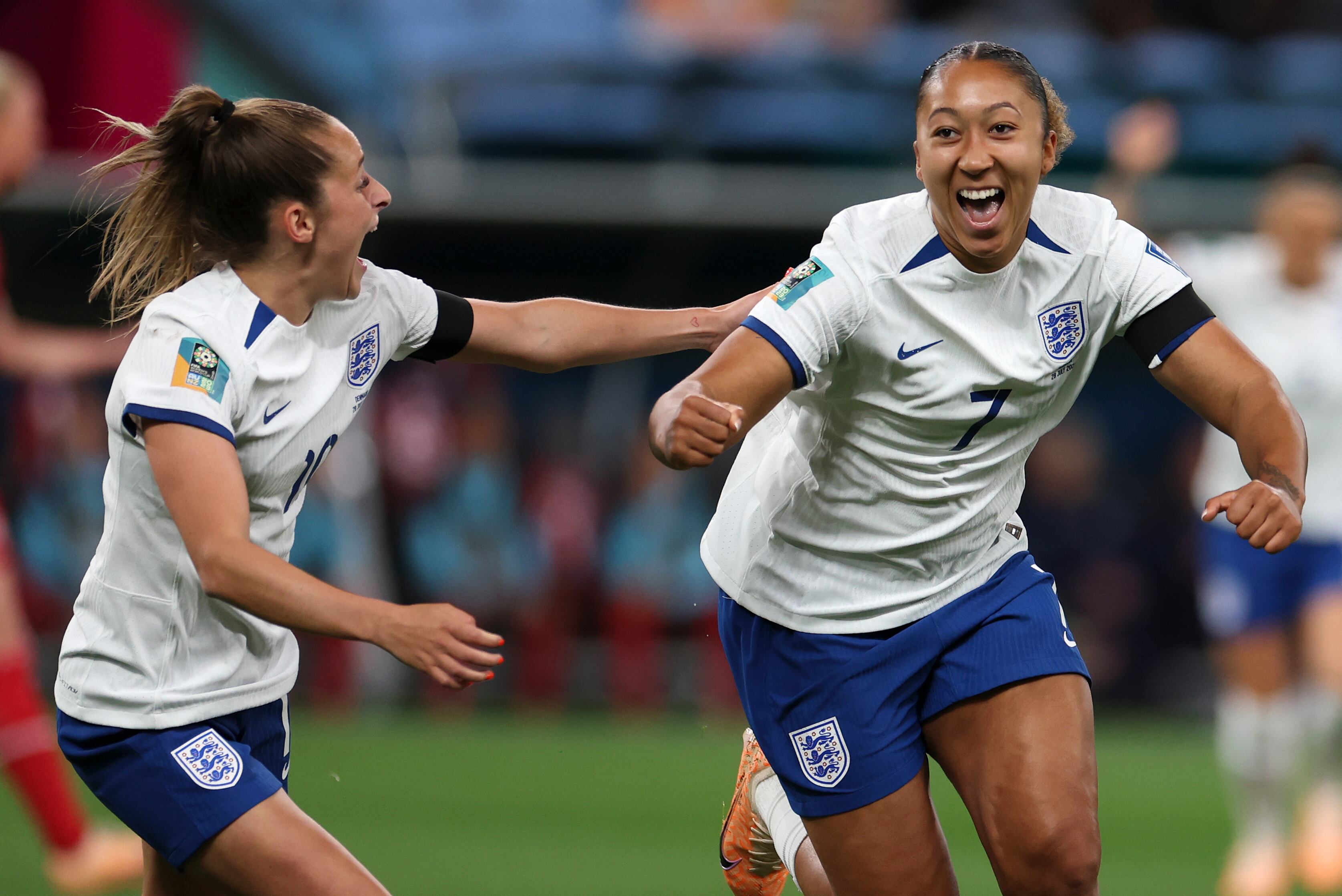 La inglesa Lauren James celebra el gol en la primera mitad junto a su compañera Ella Toon en el encuentro ante Dinamarca del Grupo D de la Copa Mundial femenina el viernes 28 de julio del 2023 en Sidney, Australia. (AP Foto/Sophie Ralph)