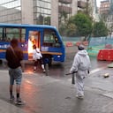 Manifestantes que protestan a la altura de la Universidad Pedagógica le prendieron fuego a un bus del SITP.