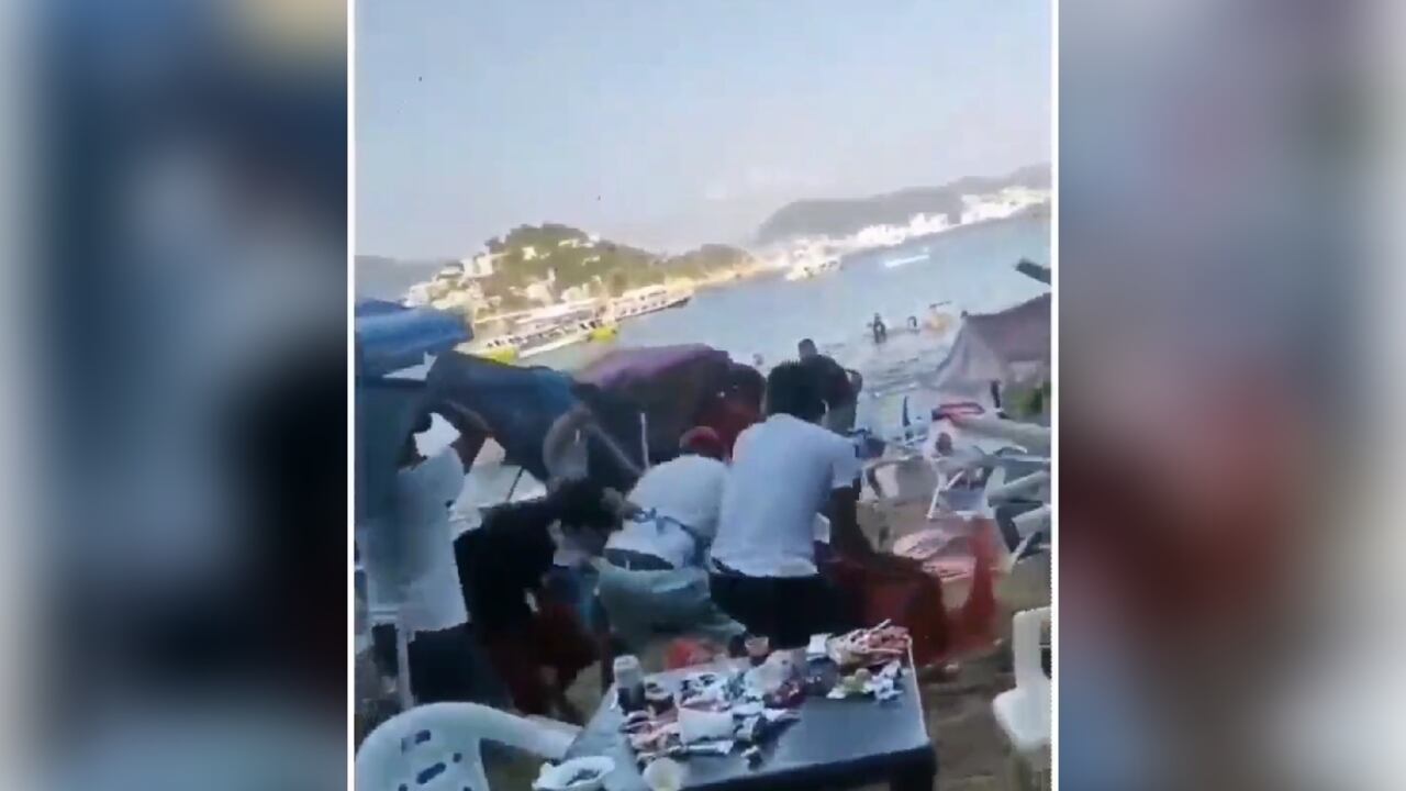 Meseros y turistas protagonizaron una pelea en una playa de Acapulco, México.