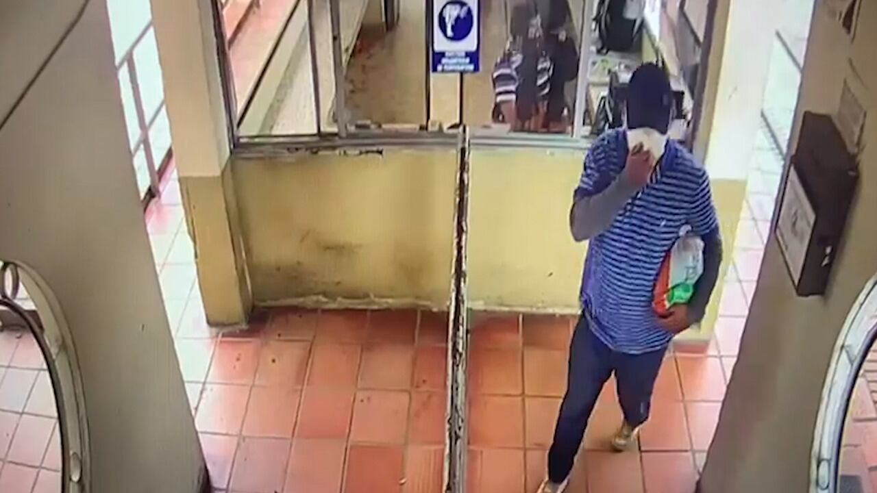 Estas son las primeras imágenes de la persona que puso el carro bomba en la Brigada 30 del Ejército, en Cúcuta. Captura de video.