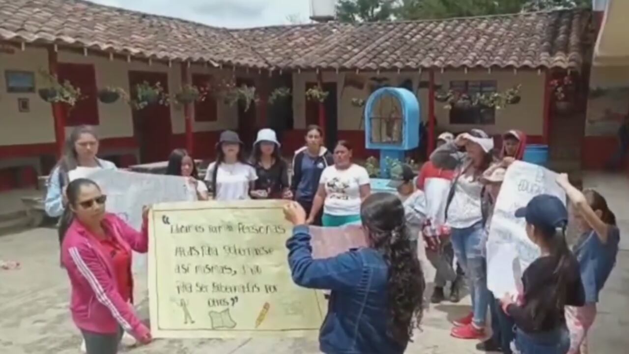 Padres de familia reclaman por el cese de actividades educativas en colegio de San Vicente de Ferrer Antioquia.