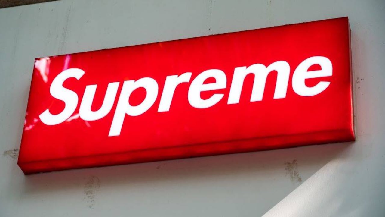 La compra ayudará a la marca Supreme a fortalecer su canal de e-commerce.