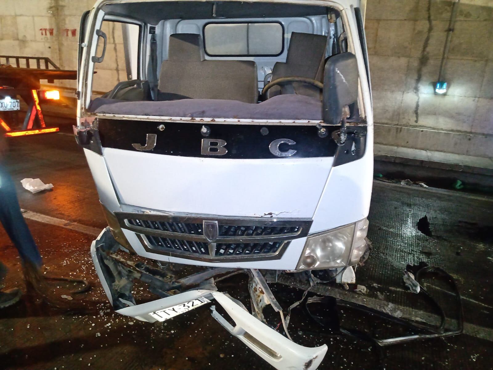 El conductor de este camión resultó lesionado