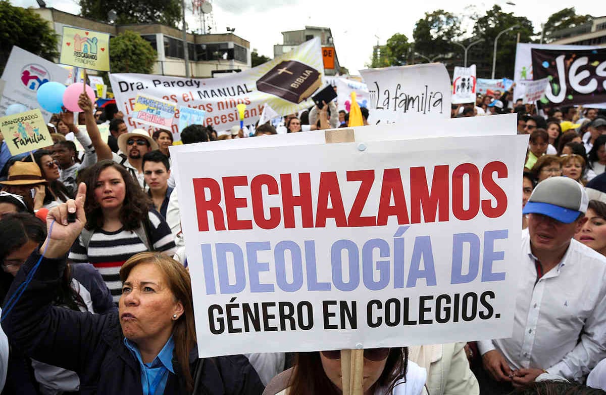 Muchos colombianos jamás habían oído la expresión “ideología de género”. Pero cuando arrancó la campaña para el plebiscito, la discusión sobre sus alcances y peligros inundó los principales espacios de discusión. Incluso, después de la derrota del Sí en las urnas, se dijo que el rechazo a esa ideología fue clave para el triunfo del No por eso el tema quedó en el centro de las negociaciones simultáneas que se llevaron a cabo entre el Gobierno, la oposición y las FARC, después del plebiscito.  Foto: Esteban Vega. Semana.