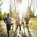 Hacer ejercicio con un grupo de personas, es una actividad recomendada para realizar al aire libre. Foto: GettyImages.