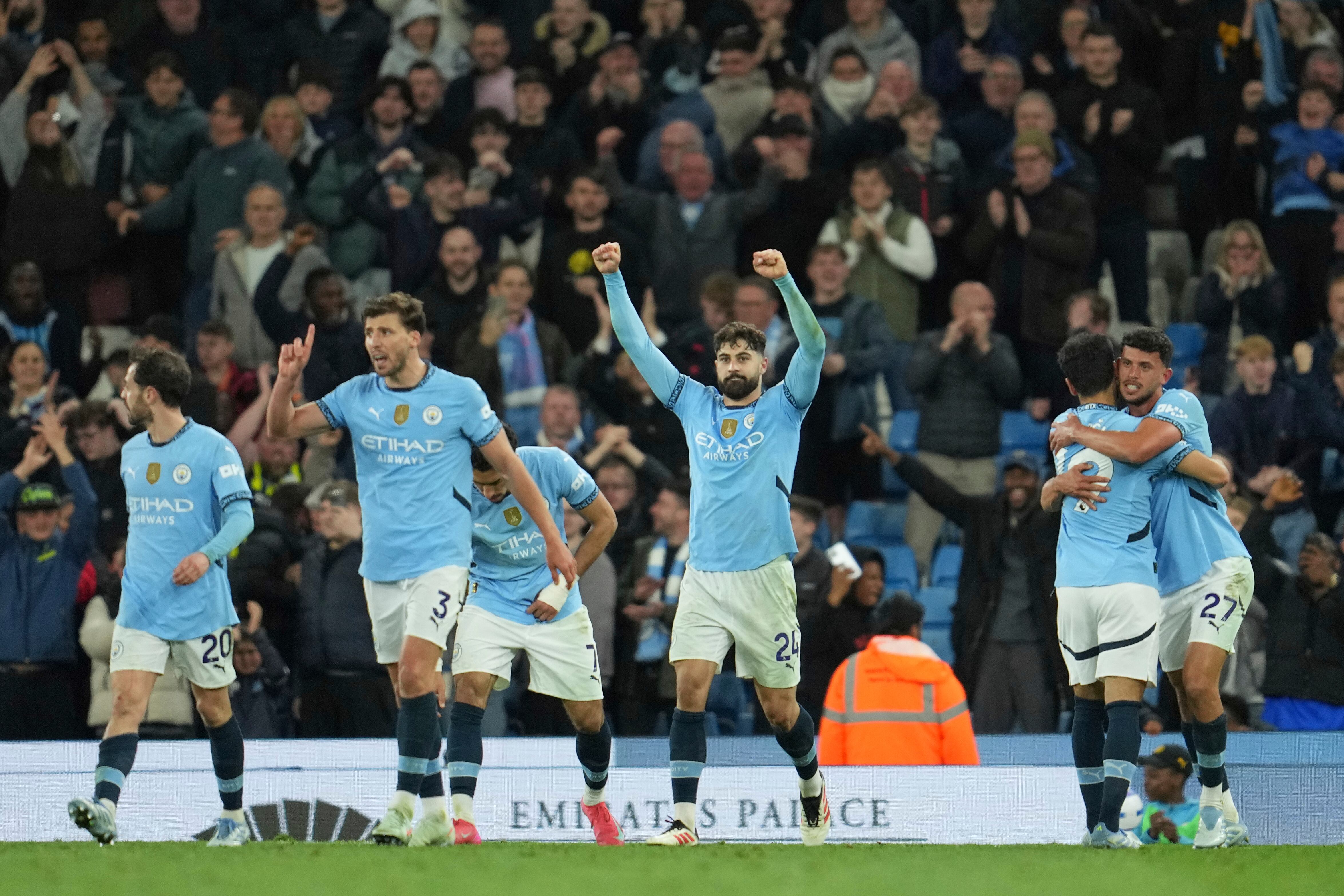 Manchester City celebra su triunfo sobre Aston Villa.