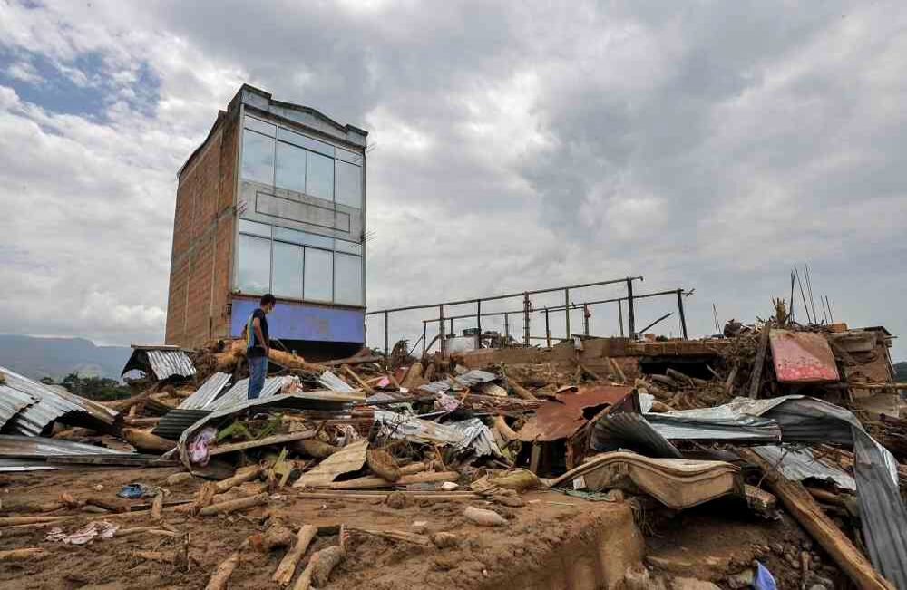 Un hombre mira  una casa destruída el miércoles 5 de abril de 2017 en Mocoa, Putumayo, luego que la noche del 31 de marzo una avalancha provocada por el desbordamiento de los ríos Mocoa, Mulato y Sangoyaco arrasó con todo lo que encontró a su paso. Hasta el momento la cifra de muertos se eleva a  301víctimas mortales y un indeterminado numero de desaparecidos. Foto: Carlos Julio Martínez / Enviado Especial de Semana