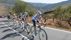 El colombiano Santiago Buitrago (der.) lidera un grupo para conservar su camiseta de líder de la montaña de la Vuelta a España 2026.