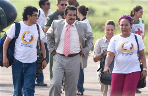 El saco y la corbata del concejal Armando Acuña llamó la atención no sólo de los medios, sino de quienes lo esperaban en el aeropuerto de Florencia, Caquetá.