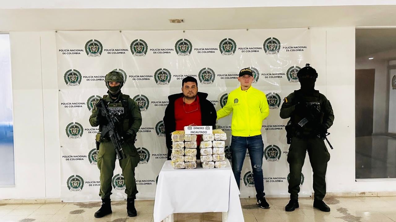 Capturan a un conductor de camión que transportaba $3.000 millones dentro de comida para perros en Nariño.