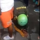 Policía protegió a hombre de ser linchado en Cali. Imagen de video compartido en redes por @car49655116