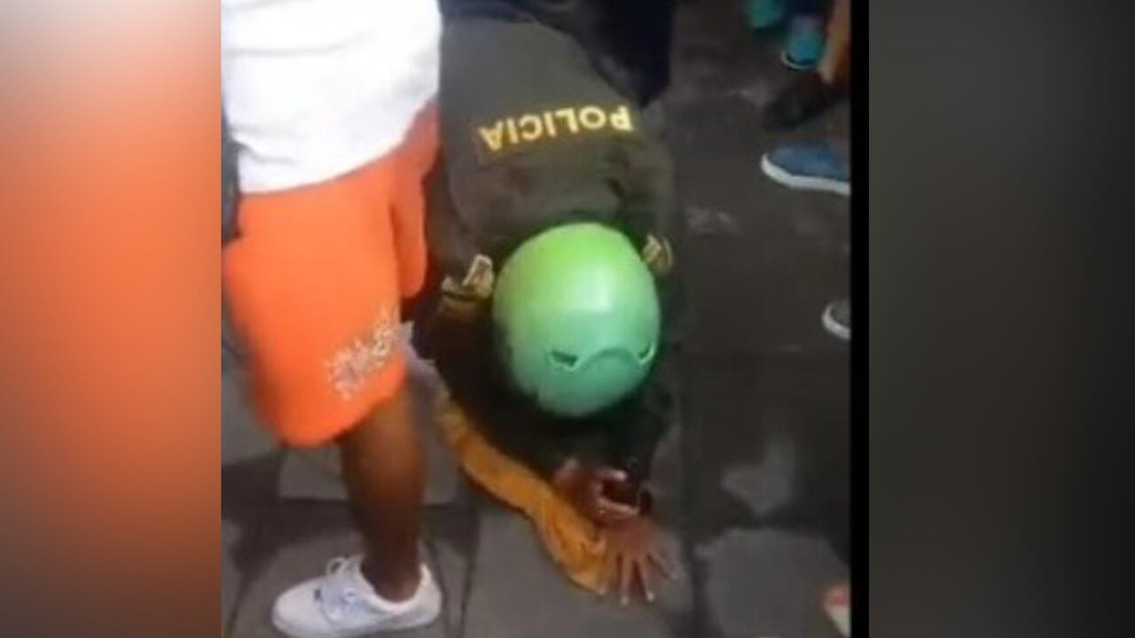 Policía protegió a hombre de ser linchado en Cali. Imagen de video compartido en redes por @car49655116