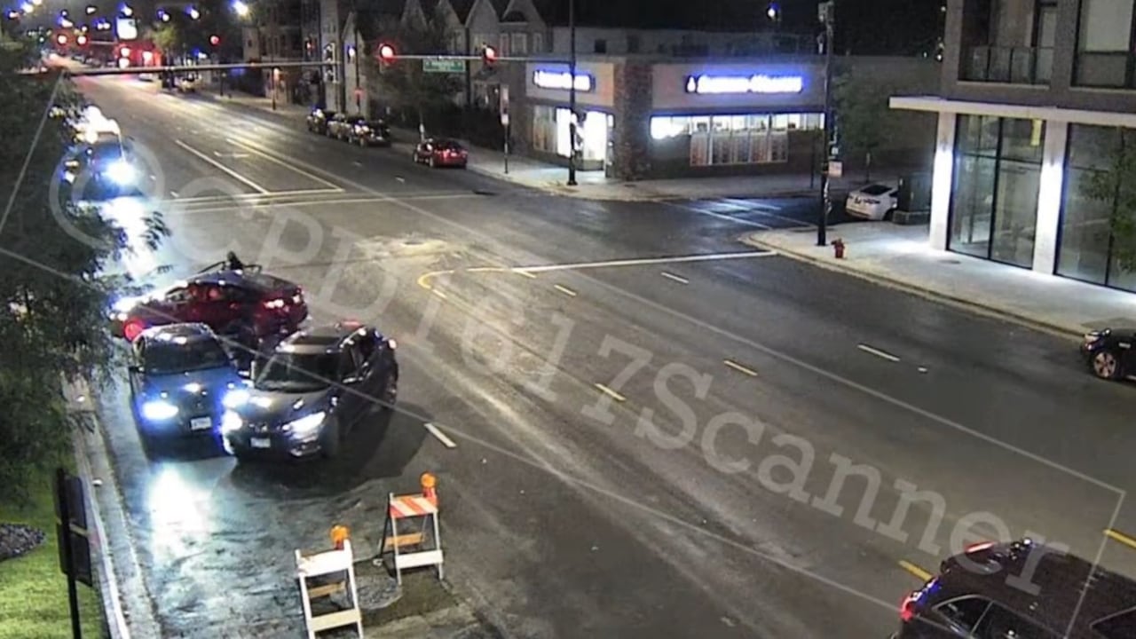 En el video se puede ver cómo la víctima intenta huir adelantando un carro y tratando de no chocar con el vehículo de los delincuentes