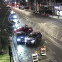 En el video se puede ver cómo la víctima intenta huir adelantando un carro y tratando de no chocar con el vehículo de los delincuentes