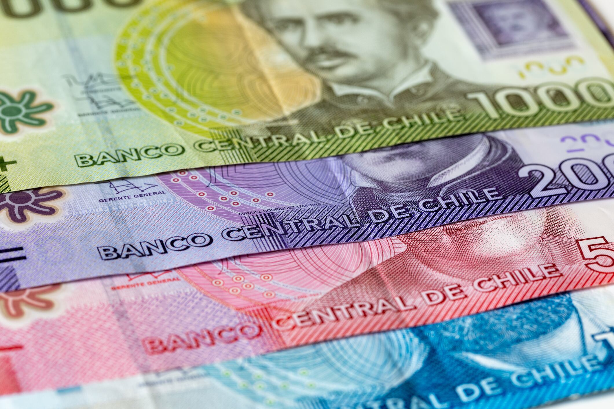 El peso chileno ha tenido variaciones durante el 2023 en comparación con el dólar, aunque últimamente ha estado levemente a la baja.