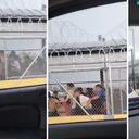 En el video se puede ver que una persona de las autoridades migratorias de Estados Unidos, trata de detenerlos.