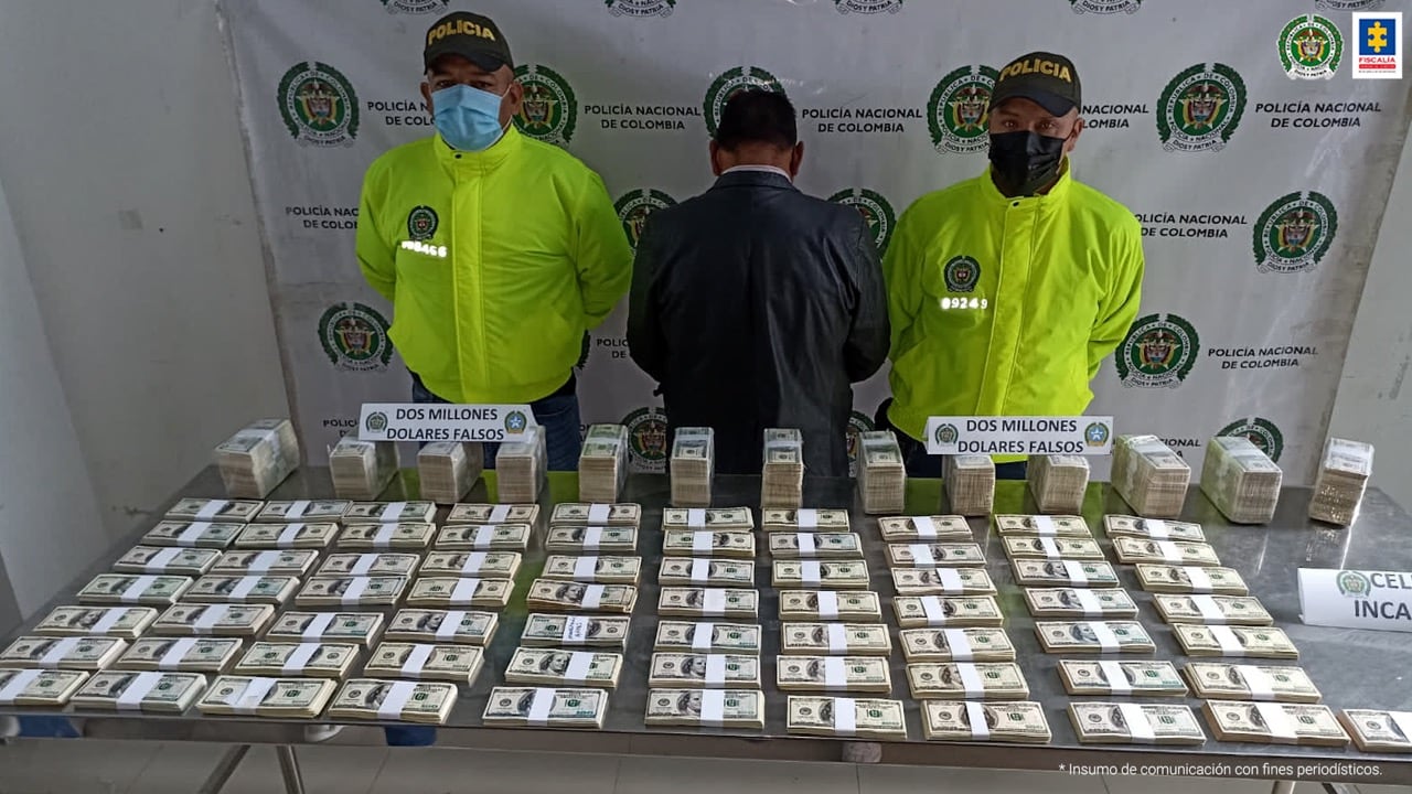 En billetes de denominación de 100 dólares fueron encontrados los dos millones falsos.